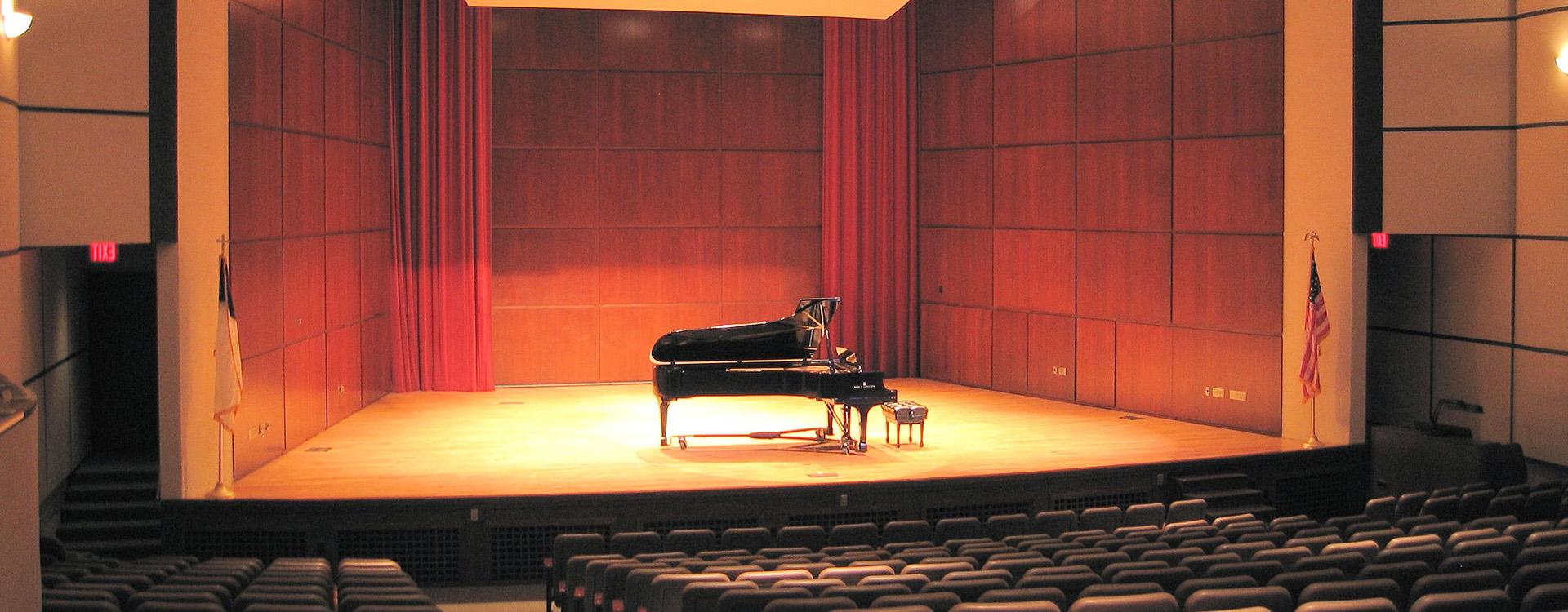 施旺音乐厅舞台上有钢琴